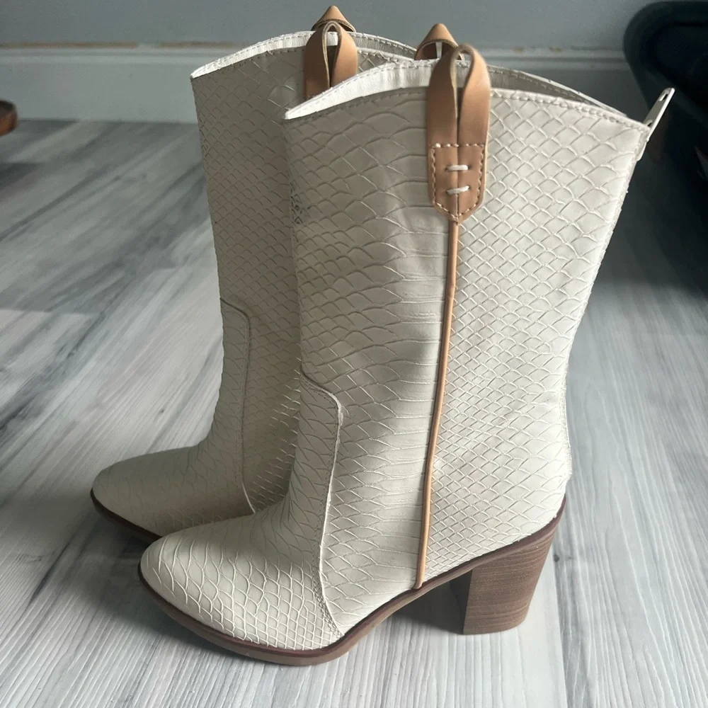 Mia‎ NWOB  from Buckle Brand size 7 Ivory western snake skin boots - Picture 2 of 7